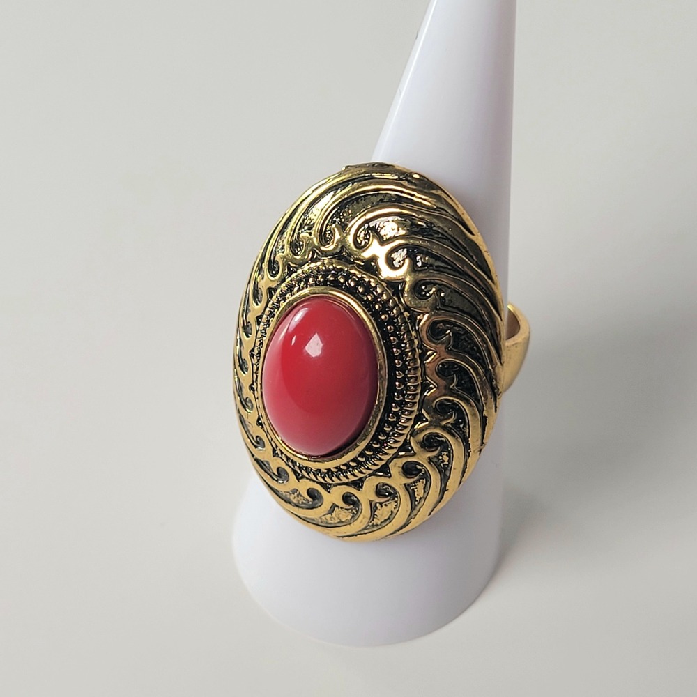 Gold Tone Red Cabochon Statement Ring Ornate Filigree Vintage Style Size 7.75‎